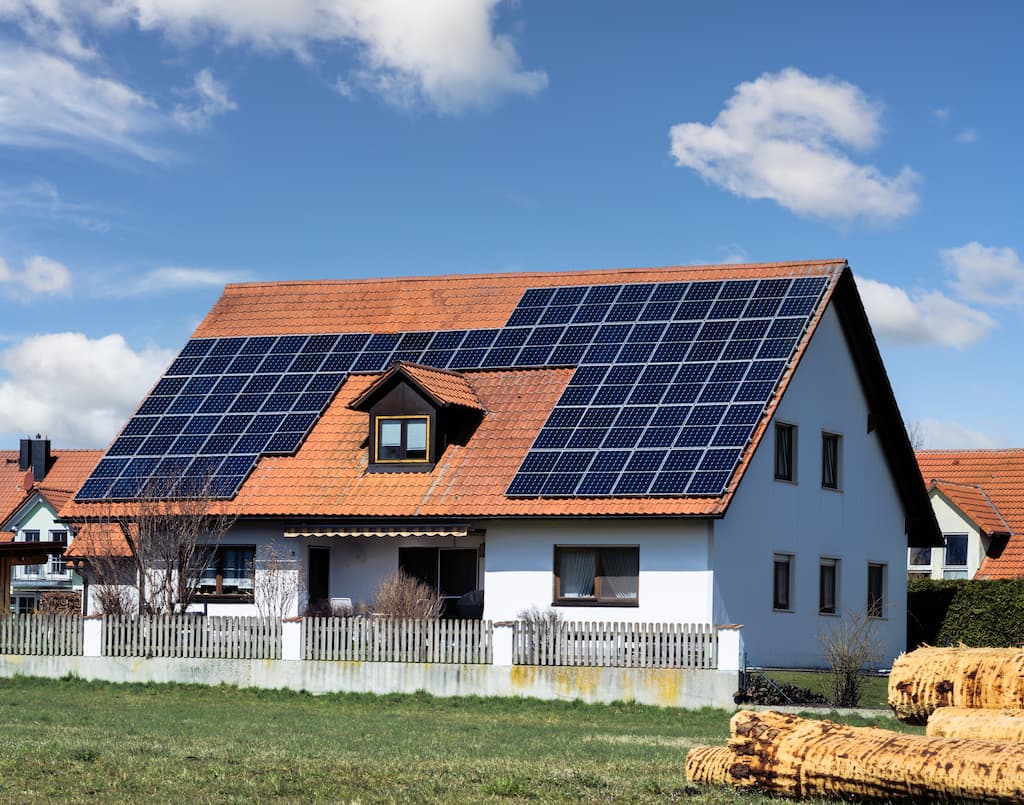 MIt einer Solaranlage kannst du einen gewissen GRad an Autarkie erreichen